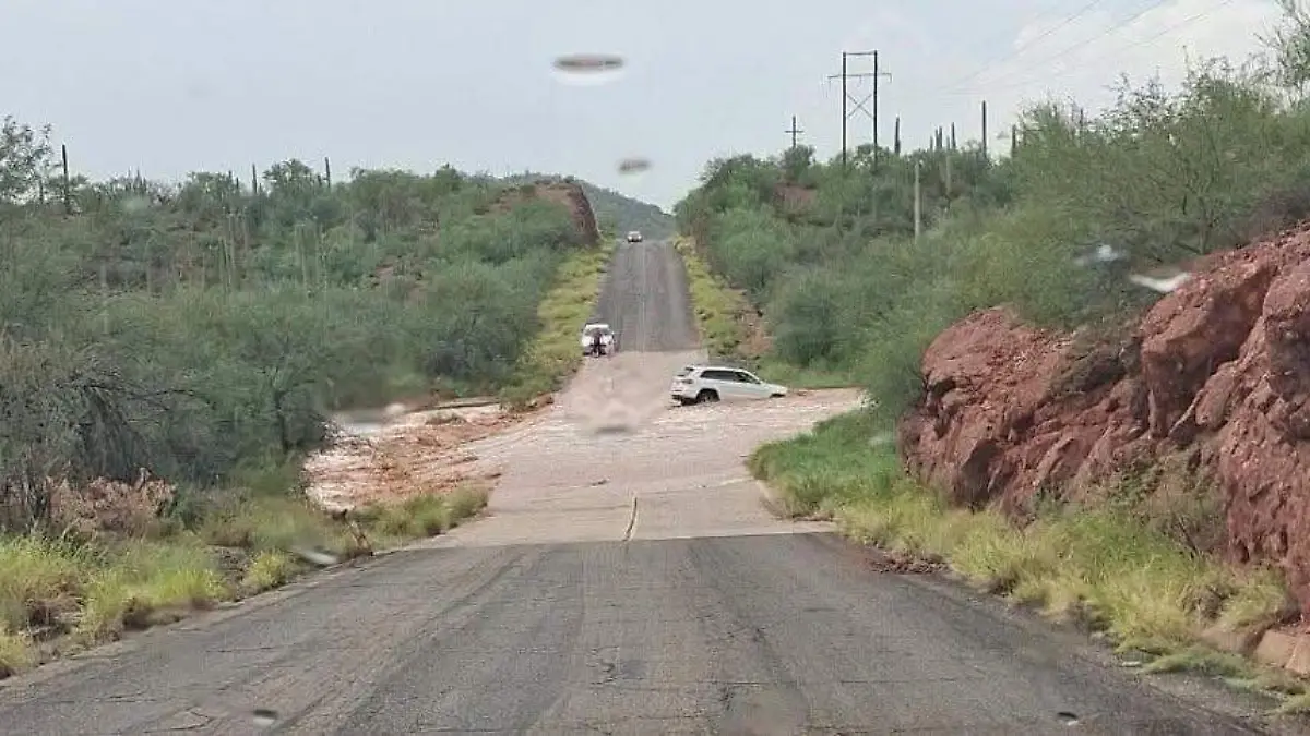 Rains leave roads closed and vehicles stranded in Sonora; Empalme records highest accumulation.